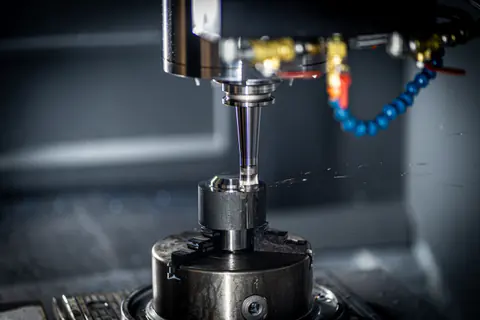 Herramienta de una fresadora CNC mecanizando metal